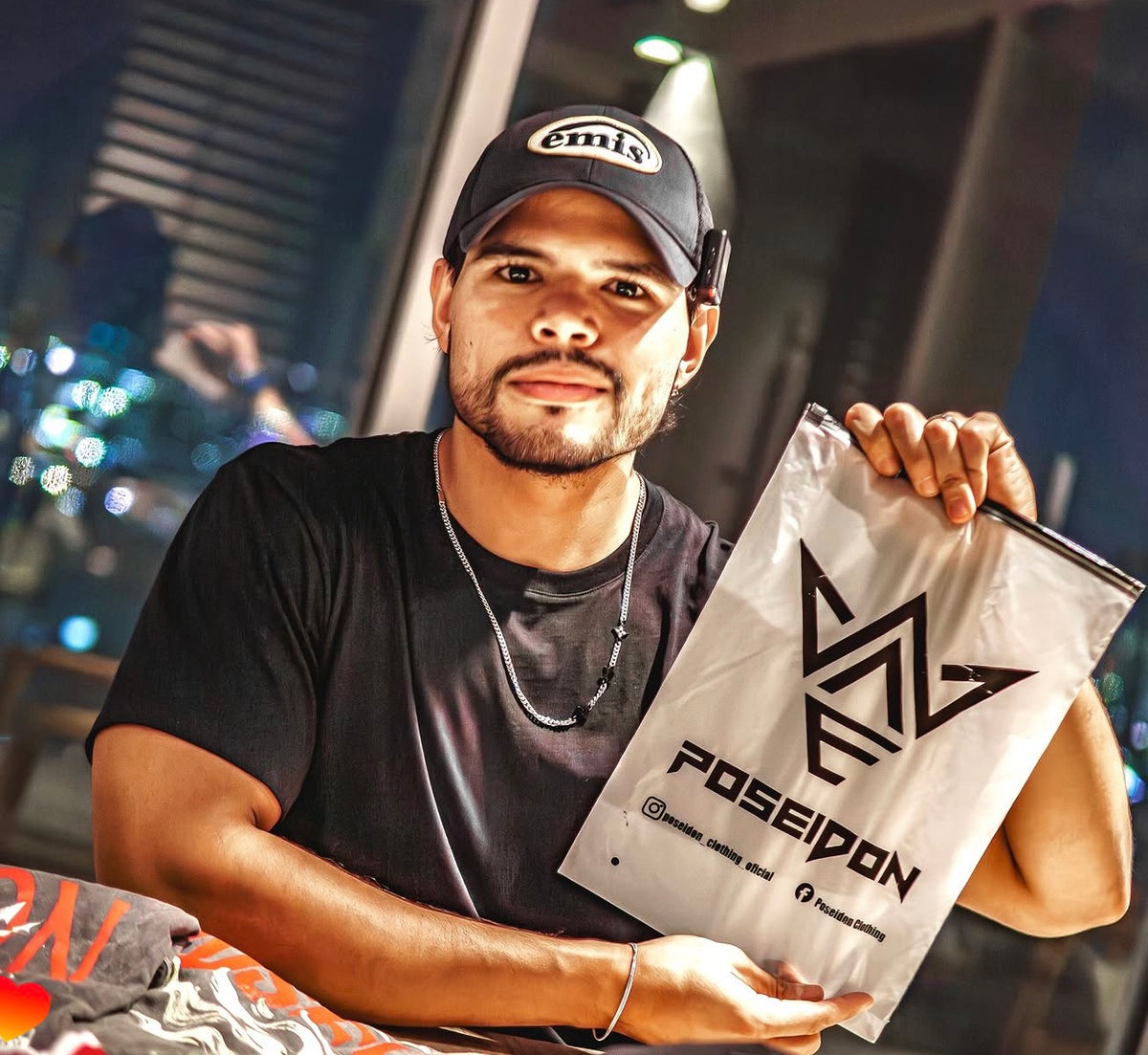 Poseidon Clothing con Rey Fénix